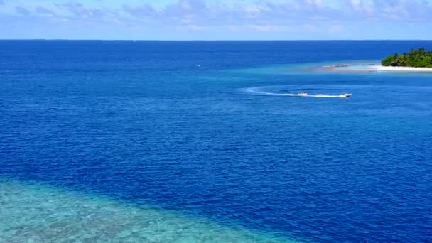 Drone aéreo abstracto de viaje a la playa tropical de la costa por la laguna azul y fondo de arena blanca — Vídeo de stock