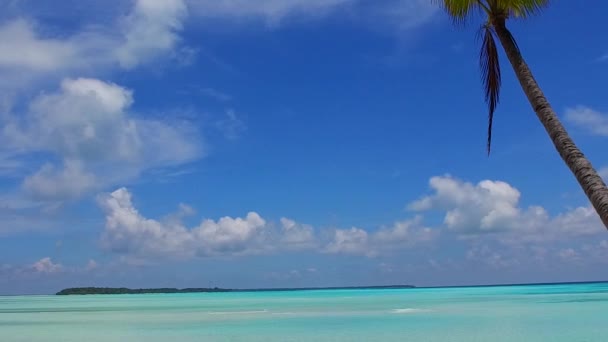 Sommar abstrakt av marina ön stranden paus med blått vatten och ljusa sandig bakgrund i solljus — Stockvideo