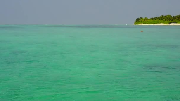 Närbild natur tropiska kusten strandtid med blått hav och vit sand bakgrund nära sandbanken — Stockvideo