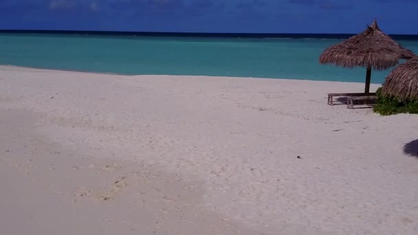 Copiar paisagem espaço de tempo de praia resort perfeito por oceano transparente e fundo arenoso branco perto de barra de areia — Vídeo de Stock
