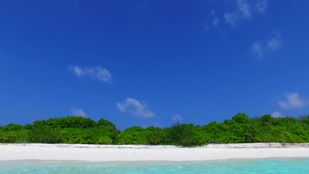 Zomer toerisme van ontspannen kustlijn strand reis door de blauwe oceaan met witte zand achtergrond in de buurt van zandbank — Stockvideo