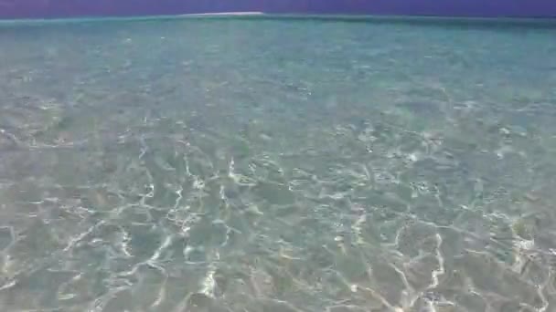 Nyári természet idilli turisztikai strand nyaralás sekély tenger fehér homok háttér közelében hullámok — Stock videók