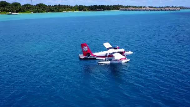 日の出後の青い海と白い砂の背景による静かな海岸線の旅の空の風景 — ストック動画