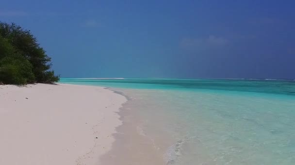Kopiera utrymme landskap av marina turist strand resa genom transparent hav och ren sand bakgrund nära handflatorna — Stockvideo