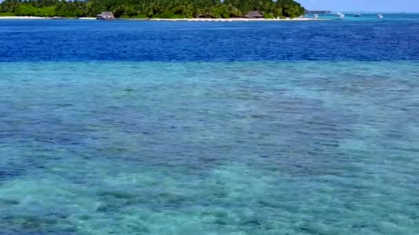 Close up cielo del paradiso turistico vacanza al mare da laguna blu con sfondo di sabbia bianca vicino banco di sabbia — Video Stock
