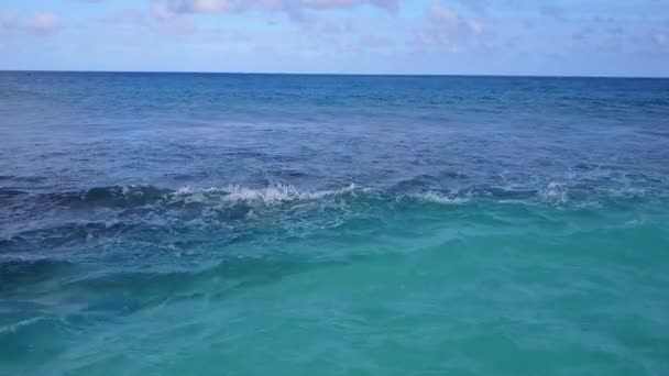 Тепла текстура розслаблюючого морського пейзажу дикої природи на синьо-зеленому океані з білим піщаним фоном біля серфінгу — стокове відео