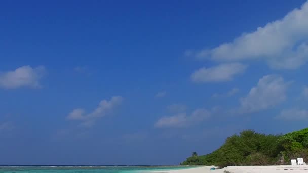 Viaggio ravvicinato della costa marina beach break da laguna blu e sfondo di sabbia bianca vicino alle onde — Video Stock