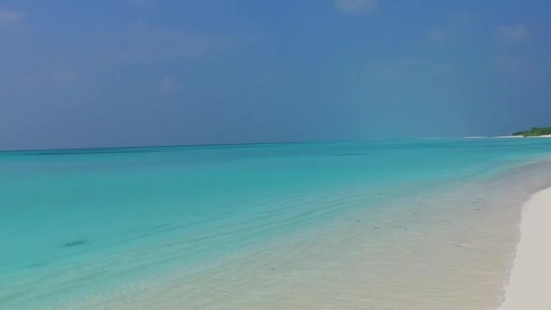 Ampio scenario angolare di lusso baia spiaggia fauna selvatica dal mare blu e sfondo di sabbia bianca prima del tramonto — Video Stock