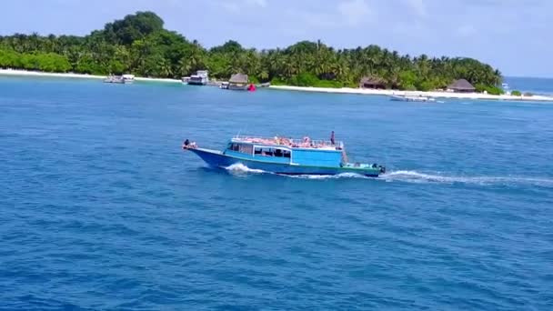 Sunny astratto di bella vacanza spiaggia baia dal mare blu e sabbia bianca sfondo vicino palme — Video Stock