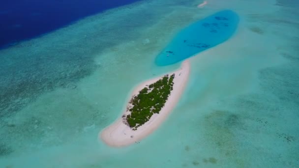 Drone antenn himmel i havsvik strand resa med tydlig lagun med ren sand bakgrund — Stockvideo