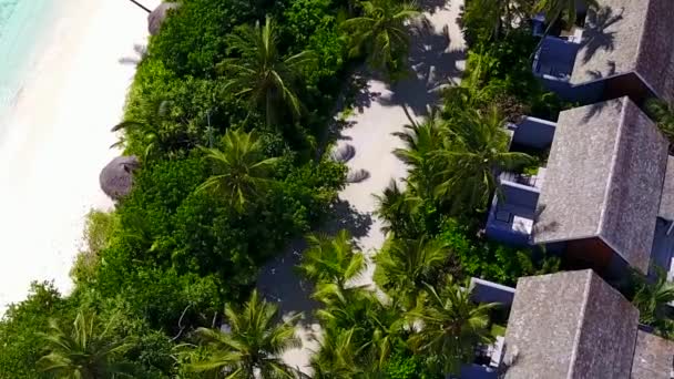 Sunny panoráma paradicsomi öböl strand életmód kék zöld óceán és fehér homok háttér naplemente előtt — Stock videók