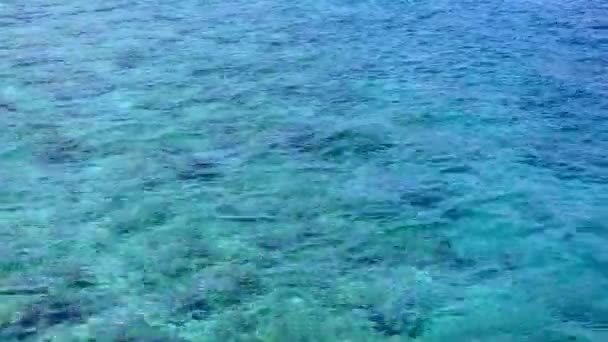 Kopieer ruimte toerisme van idyllische kustlijn strand tijd door aqua blauwe lagune met witte zand achtergrond in de buurt van zandbank — Stockvideo