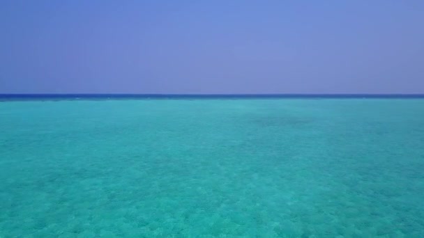 Paisaje aéreo de drones de fauna tropical de playa isla por laguna azul y fondo de arena limpia — Vídeos de Stock