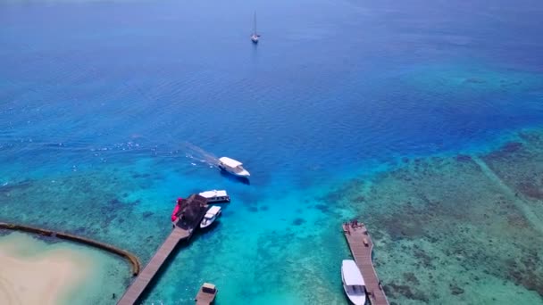 Viaje de verano de vacaciones de lujo en la bahía junto a la laguna azul con fondo de arena blanca cerca de las olas — Vídeo de stock