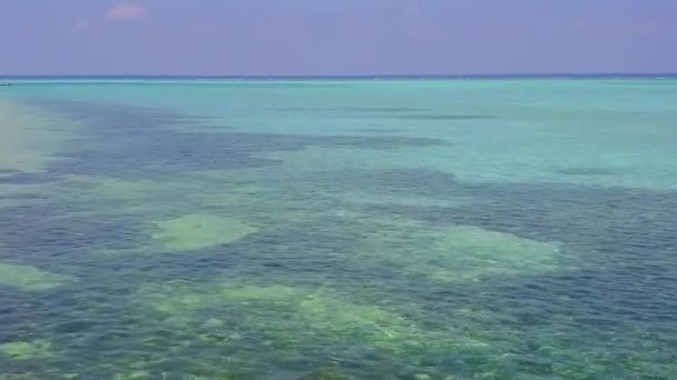 サンゴ礁の近くに白い砂浜の背景を持つアクアブルーの海による牧歌的な海の景色のビーチの航海の昼間の観光 — ストック動画