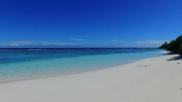 Romantische hemel van rustige toeristische strandvakantie door blauwe lagune met witte zandachtergrond in zonlicht — Stockvideo