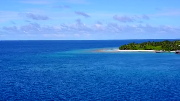 Drone natuur van de mariene kust strand vakantie door heldere oceaan en wit zand achtergrond — Stockvideo