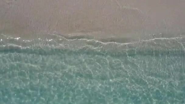 Close-up zeegezicht van luxe toeristische strand vakantie door turquoise oceaan en wit zand achtergrond in de buurt van zandbank — Stockvideo