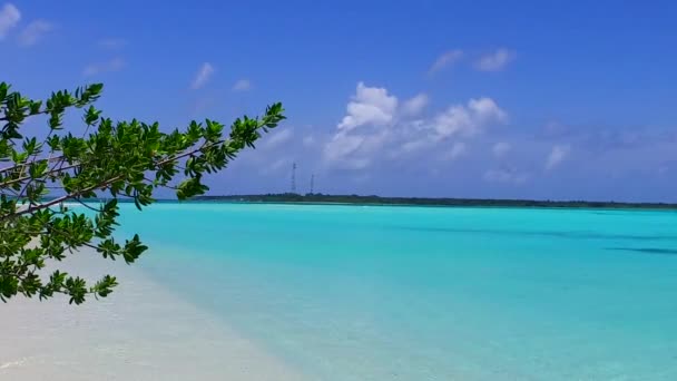 在沙滩边的碧水和白沙背景下休闲度假海滩的浪漫海景 — 图库视频影像