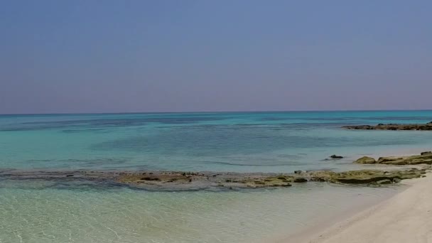 Romántico resumen de la laguna paradisíaca tiempo de playa por mar transparente y fondo de arena blanca cerca del surf — Vídeos de Stock