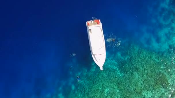 Weitwinkelnatur des maritimen touristischen Strandes Reise durch aqua blauen Ozean mit weißem Sandhintergrund in der Nähe Resort — Stockvideo