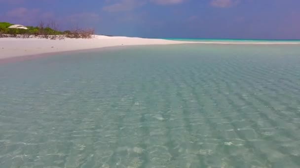 Struttura calda del viaggio in spiaggia in riva al mare marino dall'oceano turchese e dallo sfondo di sabbia bianca dopo l'alba — Video Stock