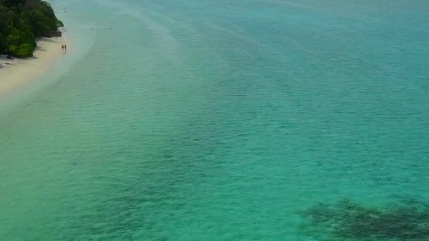 Natura soleggiata di idilliaca vacanza al mare turistico da acqua azzurra e sfondo sabbioso pulito vicino a bancone di sabbia — Video Stock