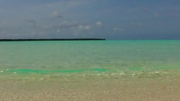 Szeroki kąt krajobraz relaksującej laguny plaża podróż przez błękitne morze i biały piasek tło w pobliżu kurortu — Wideo stockowe