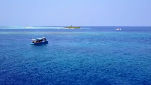 푸른 바 다 와 하얀 모래사장이 태양을 배경으로 해상 석호의 해 변 여행의 무게 한 특성 — 비디오