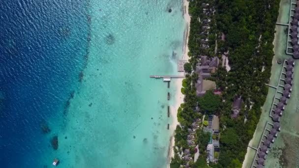 Ciepłe niebo pięknej laguny wakacje na plaży przez czyste morze z białym tle piasku w pobliżu kurortu — Wideo stockowe