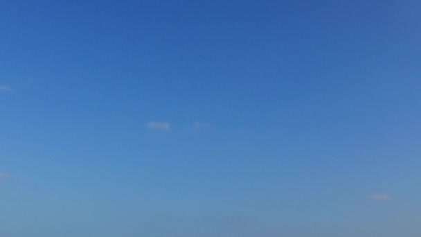 Sunny τοπίο της παραλίας πολυτελείας ακτογραμμή ταξίδι με γαλάζια νερά με φωτεινό αμμώδη φόντο κοντά σε ύφαλο — Αρχείο Βίντεο