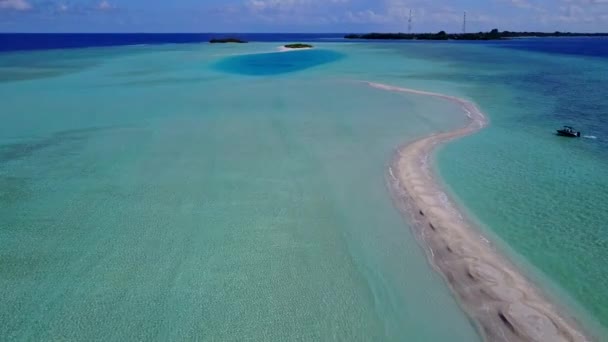 Drone scenario di idilliaca spiaggia costa viaggio da oceano turchese e sfondo di sabbia bianca — Video Stock