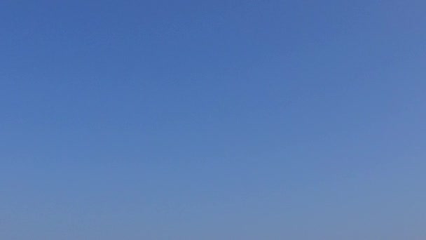 Ρομαντικό τοπίο με όμορφη θέα στη θάλασσα διακοπές στην παραλία με διάφανα νερά και λευκό αμμώδη φόντο κοντά στις παλάμες — Αρχείο Βίντεο