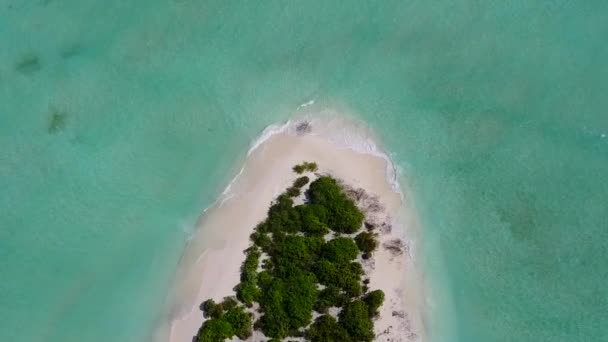 Viaje en avión no tripulado aéreo de un tranquilo viaje a la playa por la laguna verde azul y el fondo de arena blanca — Vídeo de stock
