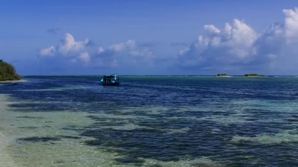 Copier l'espace abstrait de luxe île plage pause par lagon turquoise avec fond de sable blanc près de surf — Video