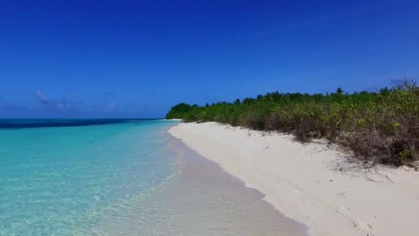 Paesaggio caldo di viaggio spiaggia riva tropicale dal mare blu con sfondo di sabbia bianca vicino a banco di sabbia — Video Stock