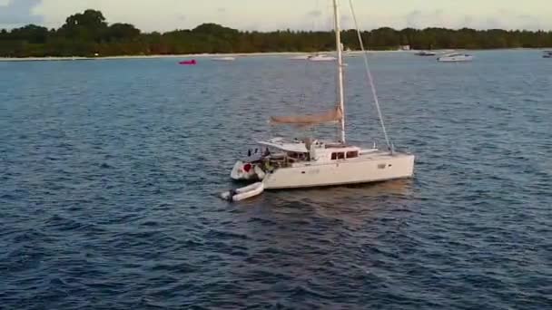 Cielo soleggiato di bellissimo viaggio spiaggia resort da oceano turchese con sfondo sabbioso pulito dopo l'alba — Video Stock