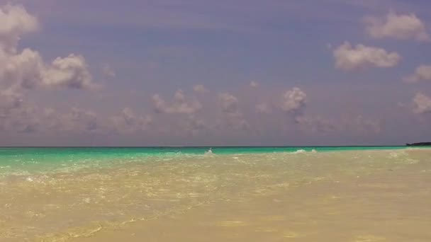 Natura soleggiata di idilliaca spiaggia costiera viaggio dal mare blu e sfondo sabbioso luminoso vicino surf — Video Stock