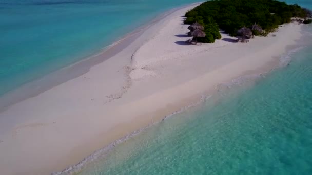 Drohnen-Tourismus von Paradies Küste Strandurlaub durch blaues Wasser und weißen Sandhintergrund — Stockvideo