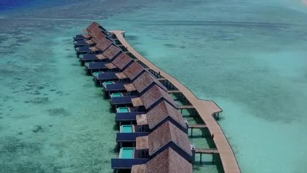 Zonnige reis van luxe uitzicht op zee strand tijd door blauwe oceaan met wit zand achtergrond na zonsopgang — Stockvideo