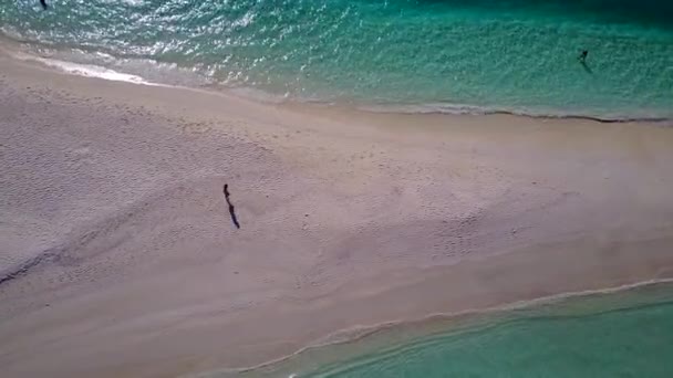 Dron letecký abstrakt relaxační ostrov pláž životní styl modrá laguna s bílým pískem pozadí — Stock video