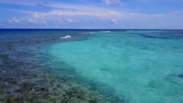 Warme zeegezicht van ontspannen lagune strand breken door blauw groen water en witte zandachtergrond in de buurt van palmen — Stockvideo