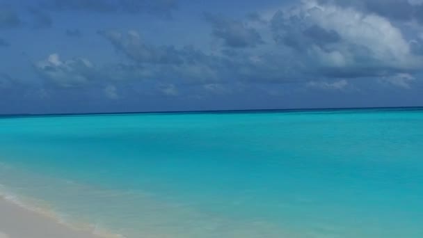 Теплий краєвид ідеального курортного пляжного шляху за чистою водою та білим піщаним фоном біля курорту — стокове відео