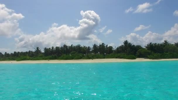 Summer sky of tranquil seashore beach vacation by clear lagoon and bright sandy background after sunrise — Stock Video