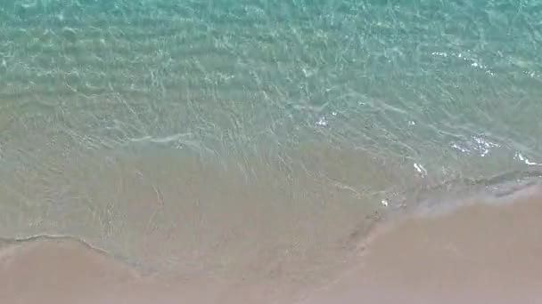Soleado paisaje marino de vacaciones de playa costera de lujo por el océano claro y fondo de arena blanca cerca de la barra de arena — Vídeo de stock