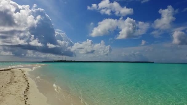 Estate astratto di perfetto stile di vita spiaggia vista mare dal mare blu e sfondo di sabbia bianca prima del tramonto — Video Stock