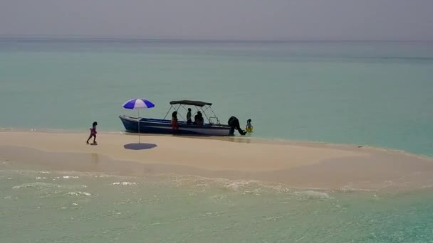 Slunečné scenérie tropického resortu plážový čas u modrého moře s bílým písečným pozadím po východu slunce — Stock video