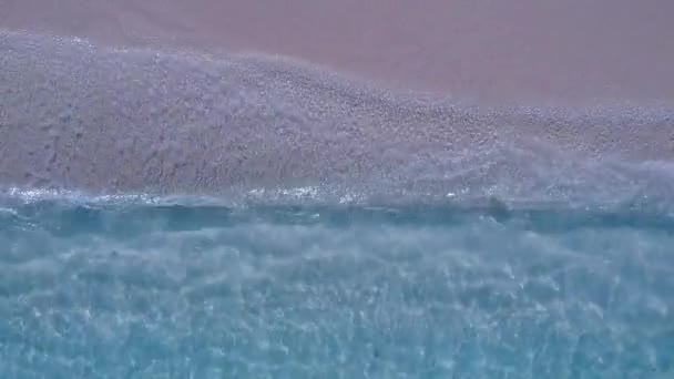 Sommar landskap lyx lagun strand paus vid grunt hav med vit sand bakgrund i solljus — Stockvideo