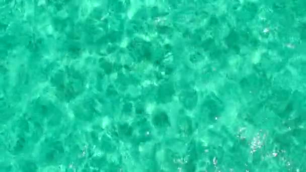 Romantisch toerisme van prachtige badplaats strandvakantie door blauwe lagune en schone zandige achtergrond in de buurt van zandbank — Stockvideo