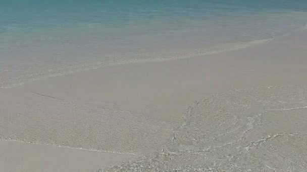 Warme zeegezicht van rustige kust strandreis door blauwe lagune met helder zand achtergrond in de buurt van rif — Stockvideo